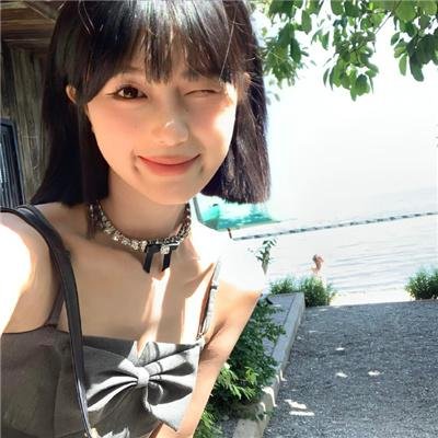 给小酒馆女子喝高杯酒